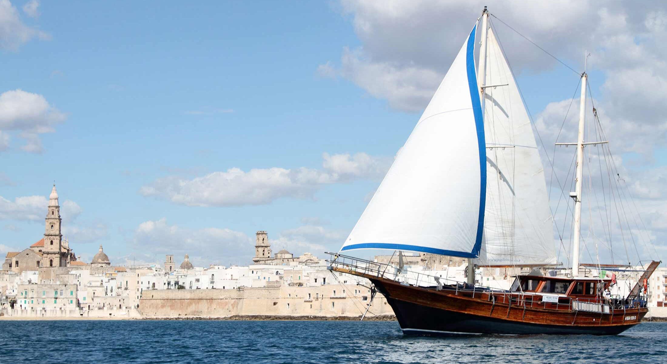 nave di fronte ad Ostuni